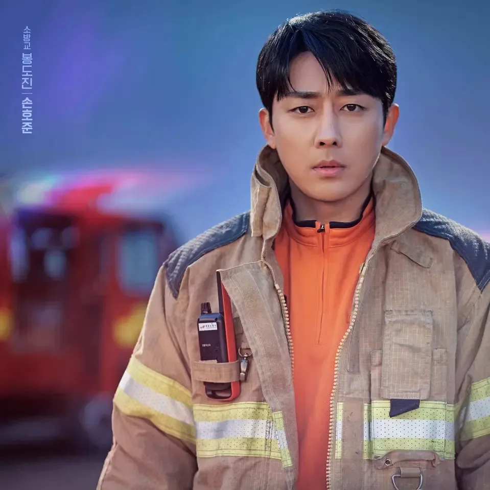 소방차를 배경으로 소방관 화재 진압복을 입고 서있는 소방서 옆 경찰서 그리고 국과수의 봉도진