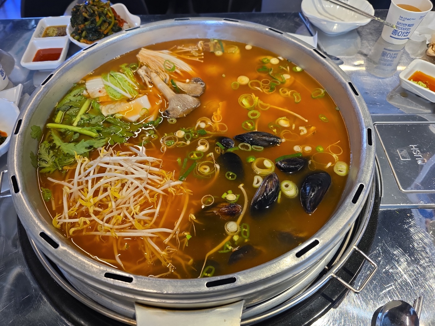 조개와 야채 가득한 전골 냄비