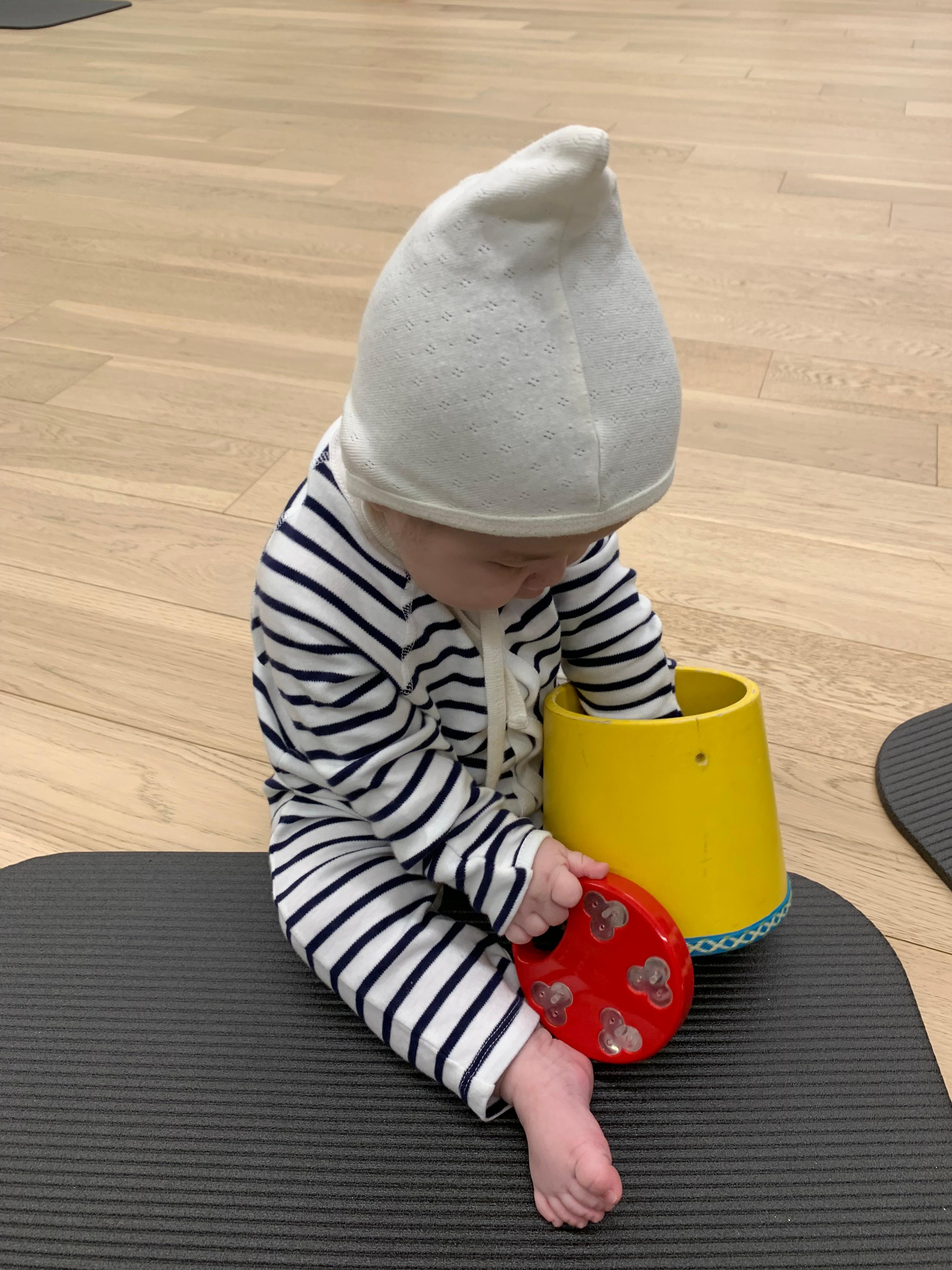 아기가 문화센터에서 교구로 노는 사진