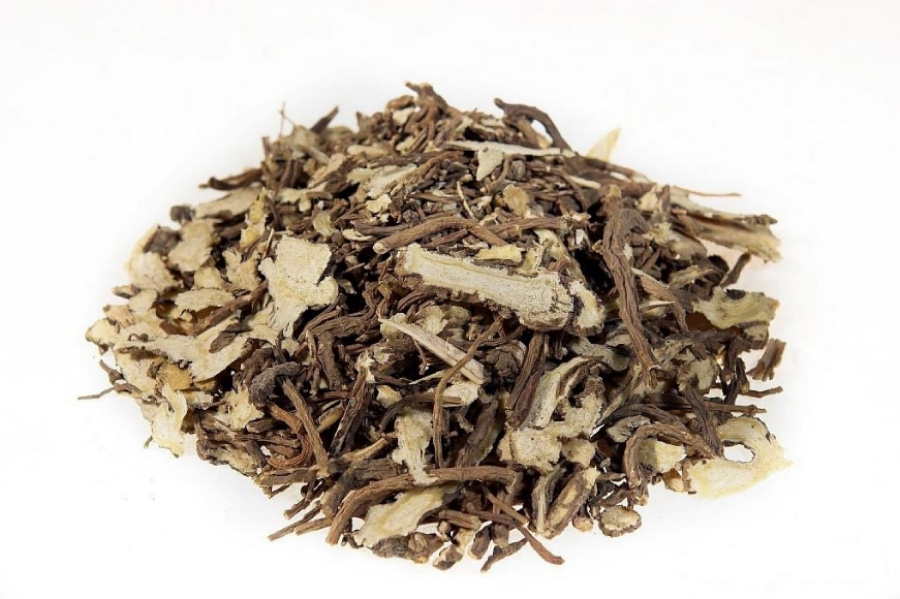 야생에서 채취를 한 고본을 깨끗하게 세척을 한 후에 건조시킨 것을 편으로 썰어놓은 것을 하얀 바닥 위에 수북하게 쌓아두고 찍은 사진