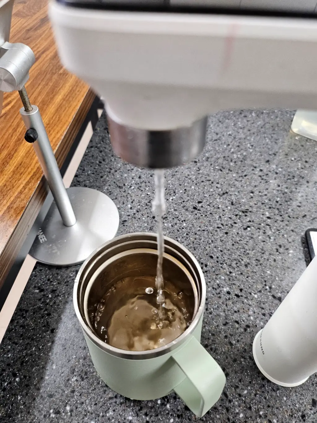 정수기-뜨거운물-텀블러에-받기