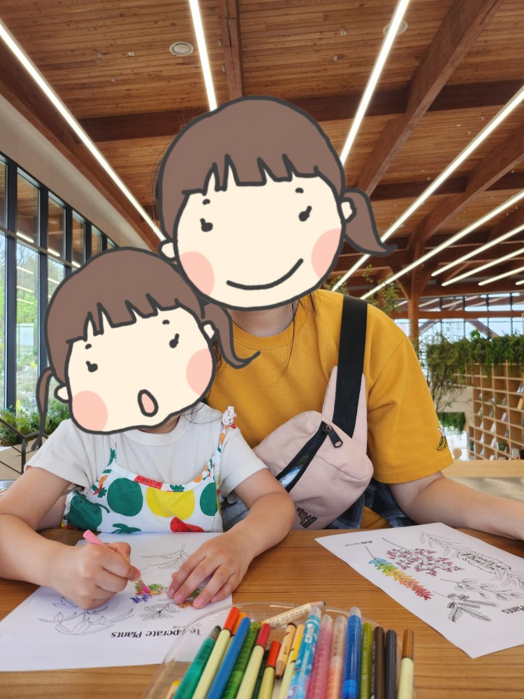 색칠 놀이중인 엄마와 아이