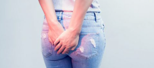 청바지-뒤로-두손-모아-엉덩이를-잡은-모습