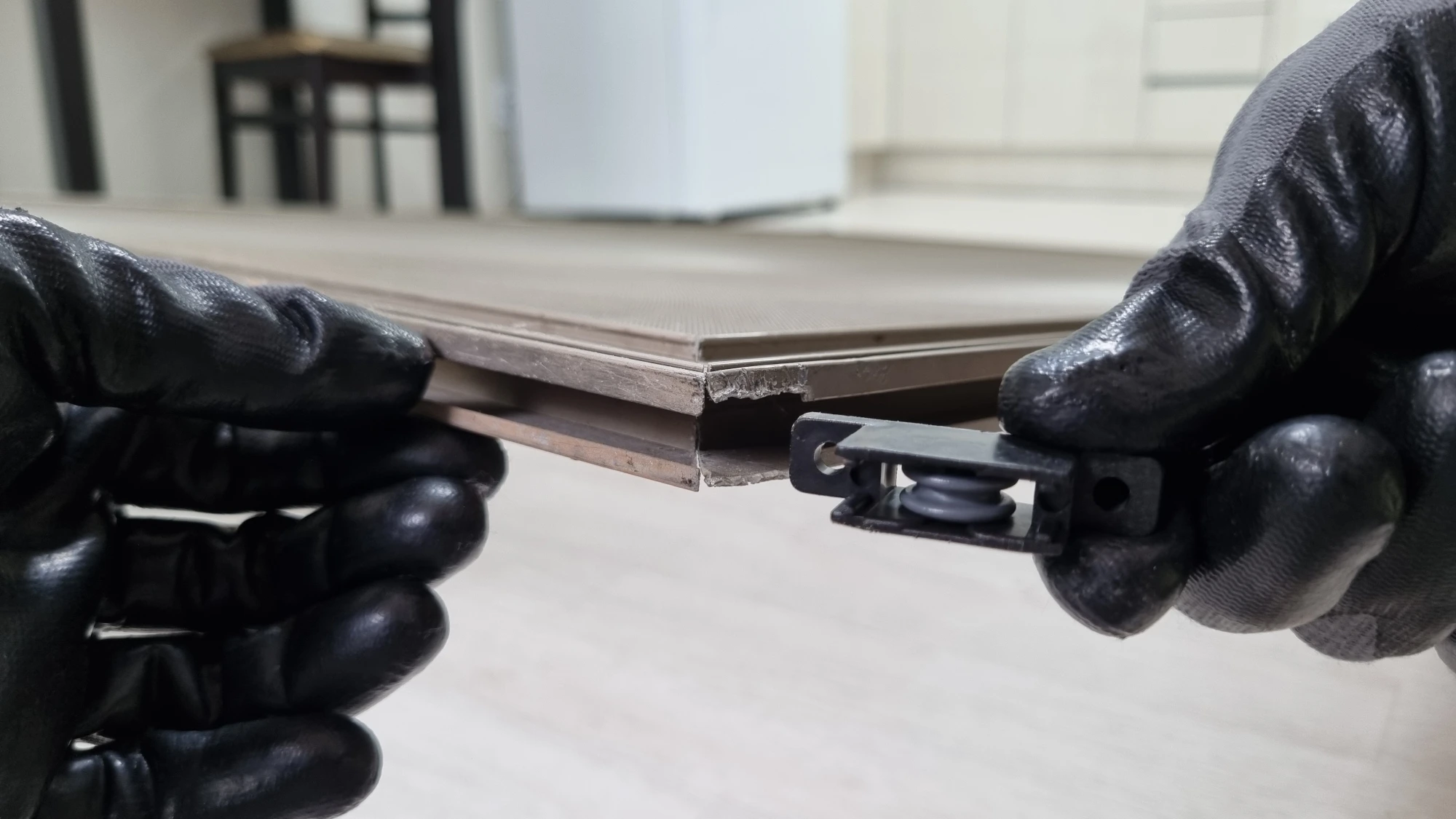 알루미늄 방충망 롤러 끼우는 모습