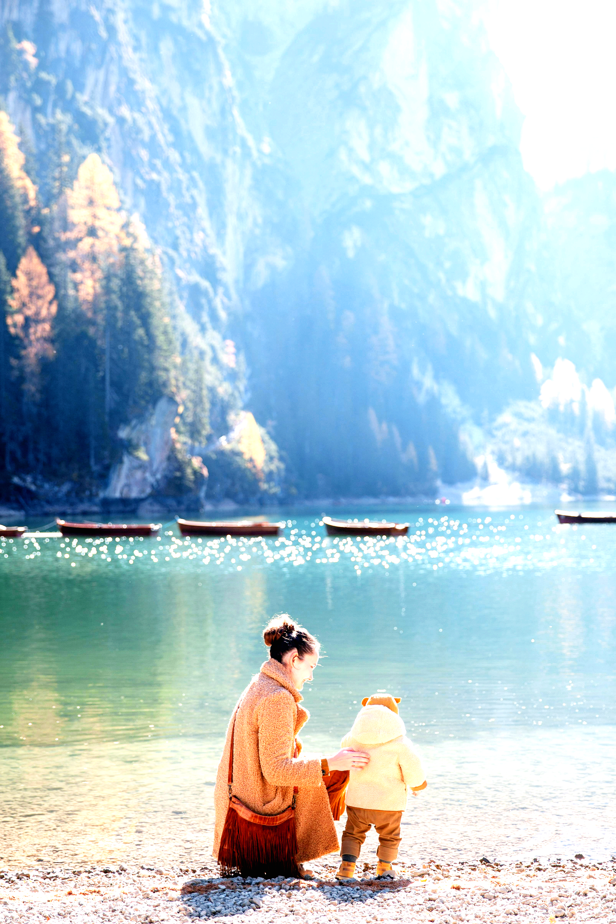 강가에 있는 엄마와 아기