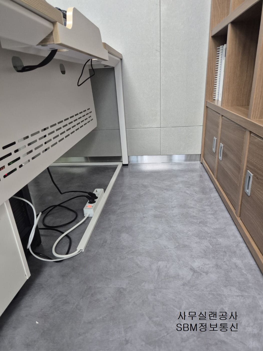 모든 배선과 장비 세팅이 완료된 깔끔한 사무 공간 하부의 모습입니다.