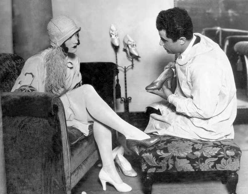 1920년대에는 수많은 할리우드 배우들에게 맞춤형 신발을 제작했습니다.