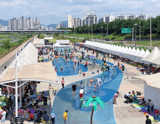 중랑워터파크-수영장레인-물놀이하는사람들-파라솔