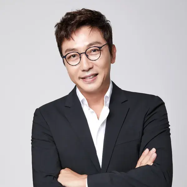 팔짱 낀 탁재훈