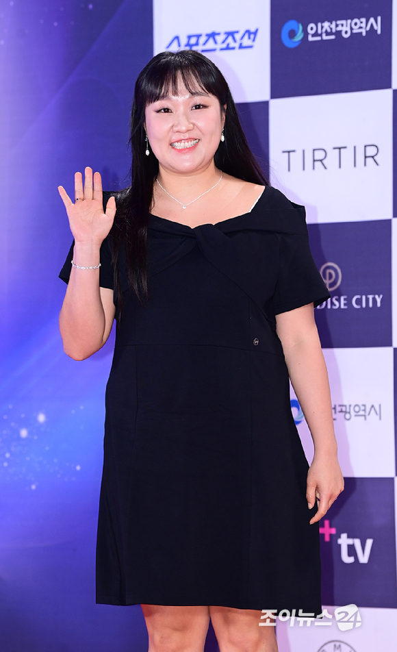 코미디언 이수지가 19일 오후 인천 중구 파라다이스시티에서 열린 '제3회 청룡시리즈어워즈' 레드카펫 행사에 참석하고 있다. [사진=조이뉴스24 DB]