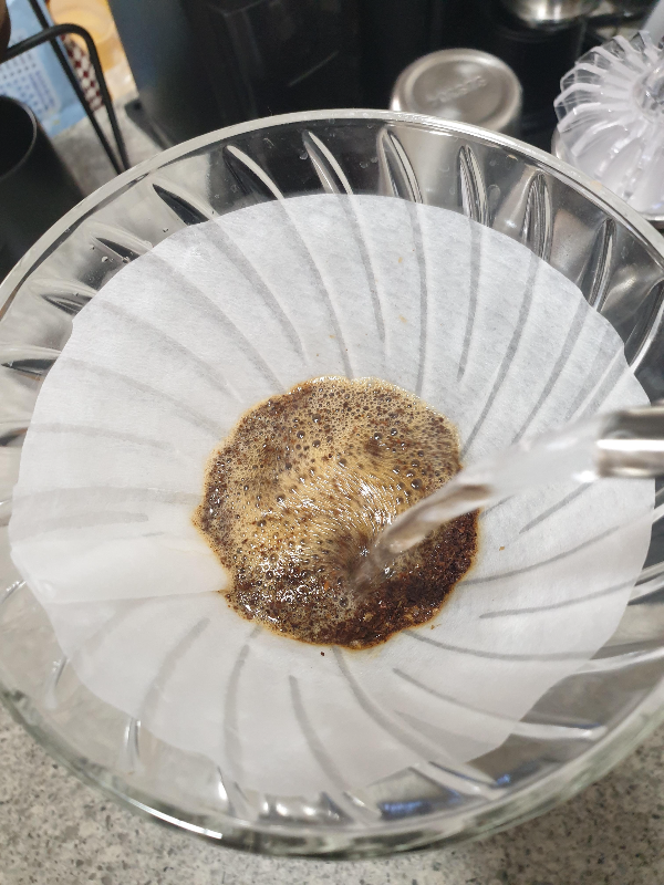 드리퍼 안으로 물을 푸어하는 중. 물줄기가 굵어보인다.