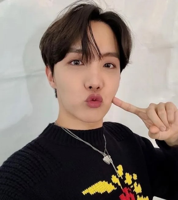 제이홉 일상 속 패션 센스, 이렇게 따라 입어보세요