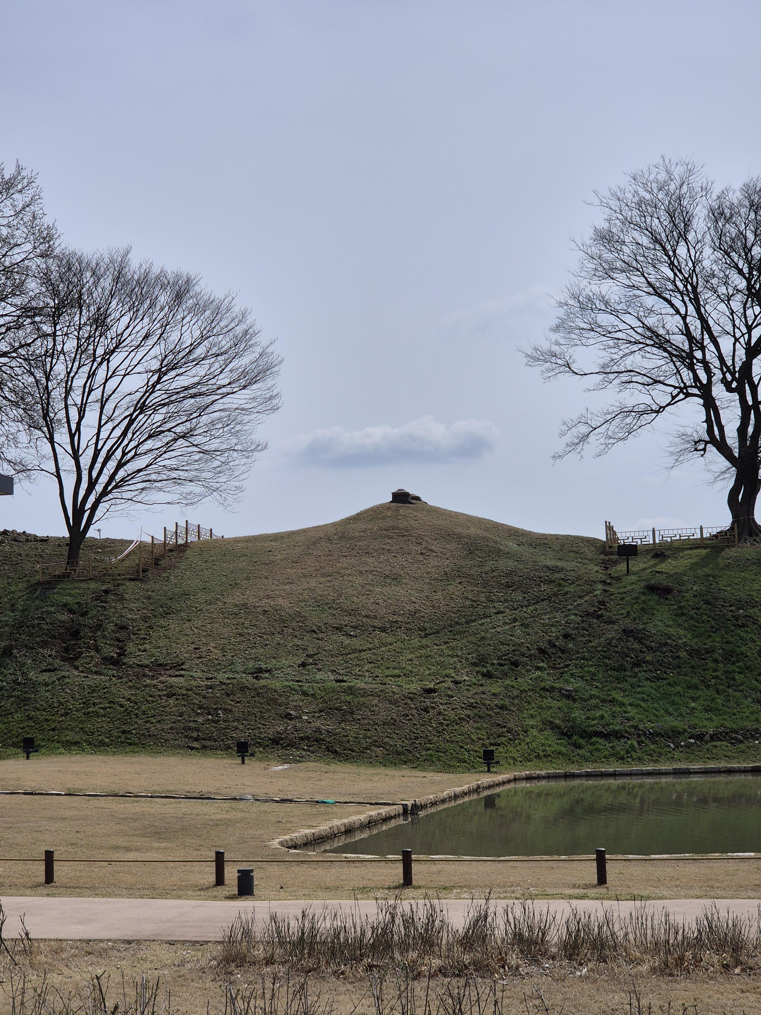 경주 월성에는 석빙고가 보임 가운데 나온곳이 석빙고 환풍구