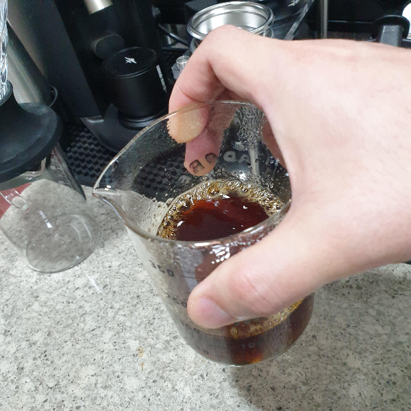 메리타 드리퍼로 온도계 및 저울 없이 아이스 커피 추출하기 with 다이소 드립포트_스월링 하기