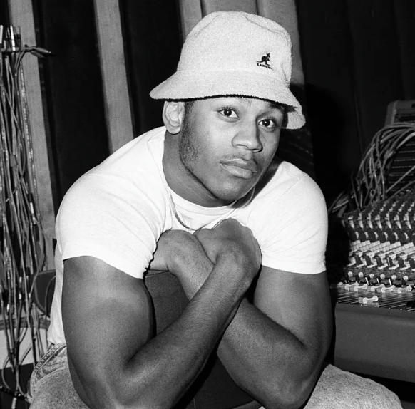 힙합 그룹 런-D.M.C.와 엘엘 쿨 제이(LL Cool J)와 같은 유명 아티스트들이 버킷 햇을 착용한 모습은 그들의 음악과 패션 스타일의 아이콘이 되었습니다.