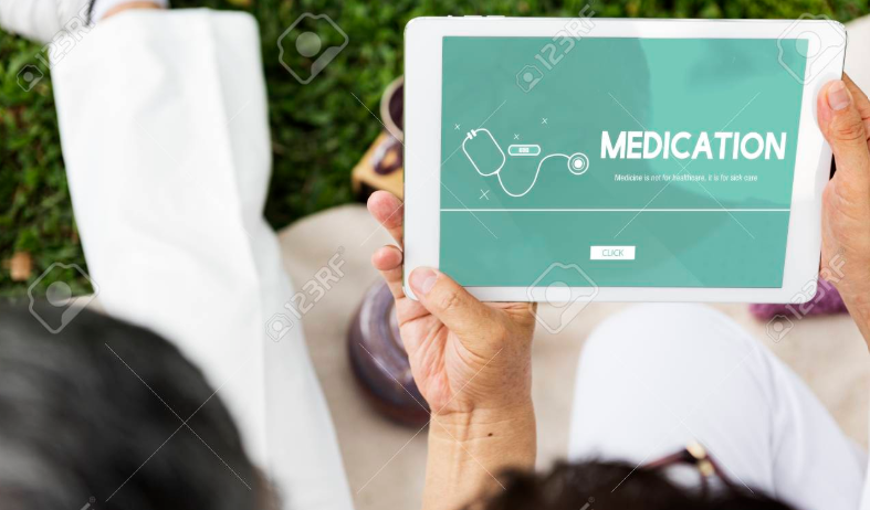 디지털 기기로 약 처방 확인하는 장면