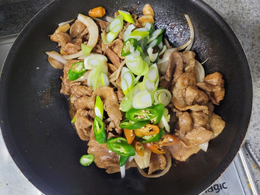 돼지고기 간장제육볶음 청양고추와 대파 넣어 매콤한 향 더하기