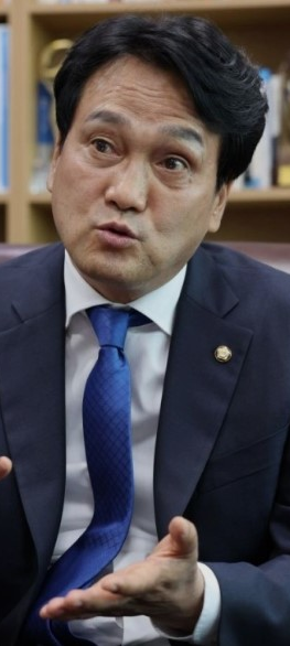 페이스북을 통해 장미란 차관을 지적한 안민석 더불어민주당 국회의원