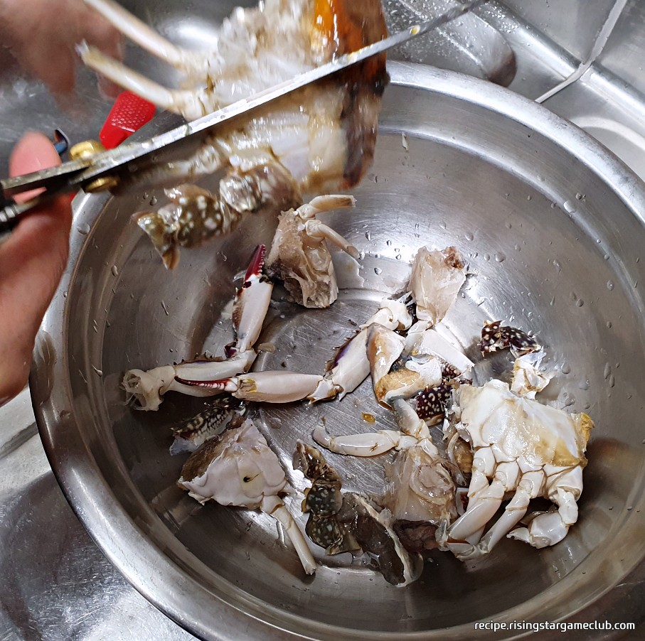맛있는 양념게장에 들어갈 반으로 잘린 몸통 부분을 다리가 두개씩 포함되도록 먹기 좋은 크기로 자르는 사진