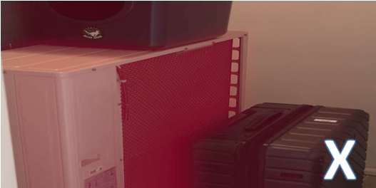 에어컨 실외기 주변에 물건들이 있는 사진