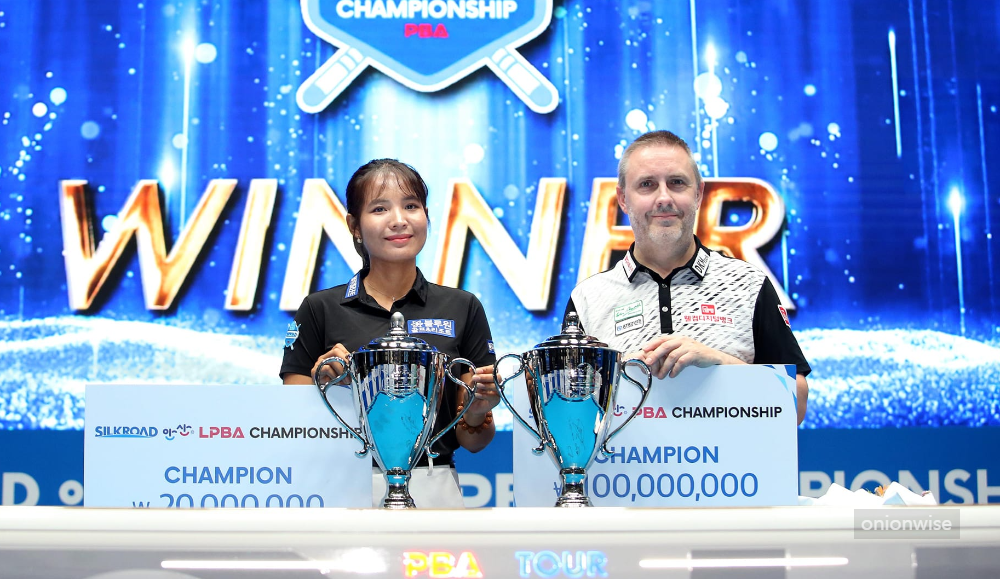 프로당구 2023-34시즌에 대회 우승후 나란히 서서 기념사진을 찍고 있는 스롱 피아비와 프레드릭 쿠드롱