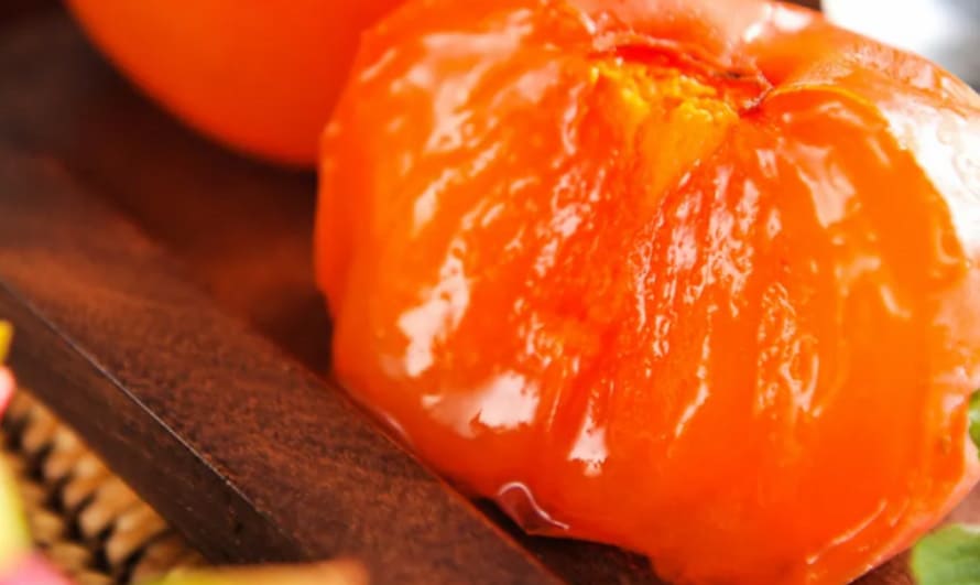 껍질이 벗겨져 있는 홍시