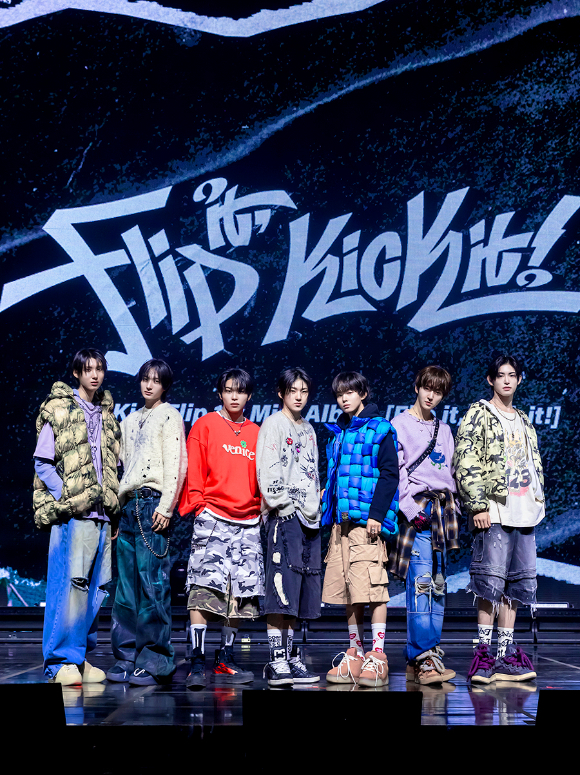그룹 킥플립(계훈 아마루 동화 주왕 민제 케이주 동현)이 20일 서울 광진구 예스24라이브홀에서 열린 첫 미니앨범 '플립 잇 킥 잇' 발매 기념 쇼케이스에서 포즈를 취하고 있다. [사진=JYP엔터테인먼트]