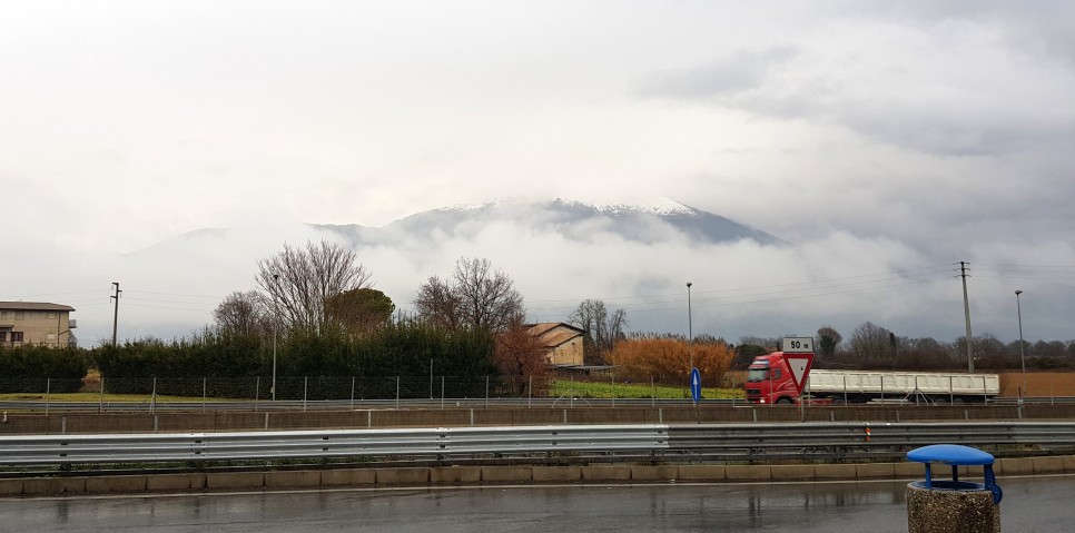 구름에 둘러쌓인 설산