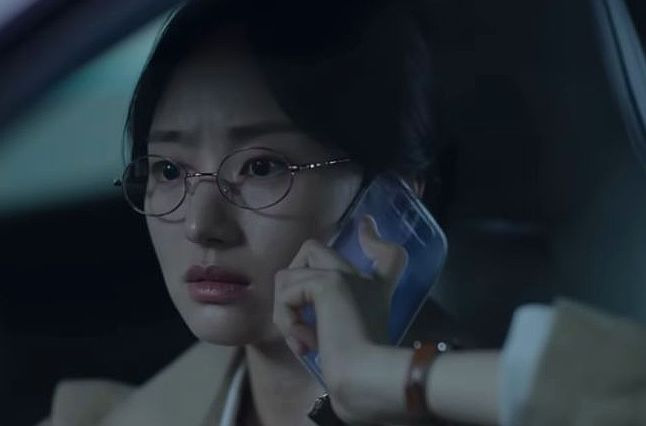 판사 이한영 핸드폰 투명 핸드폰