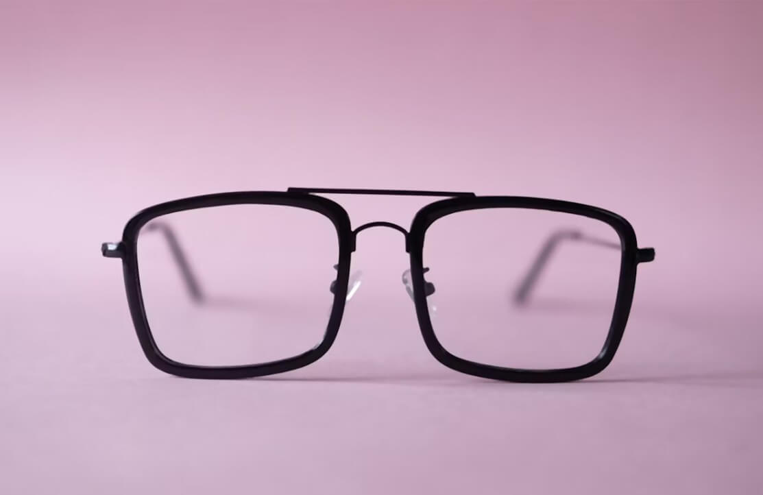 검은색 뿔테 안경