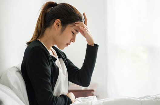 생리 중 두통 왜 생길까? 원인 및 치료 방법