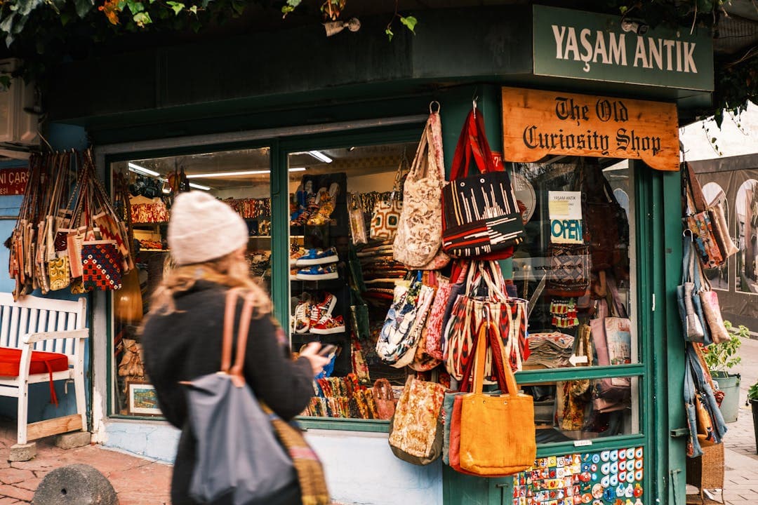 잡화점을 운영하는 소상공인의 이미지
