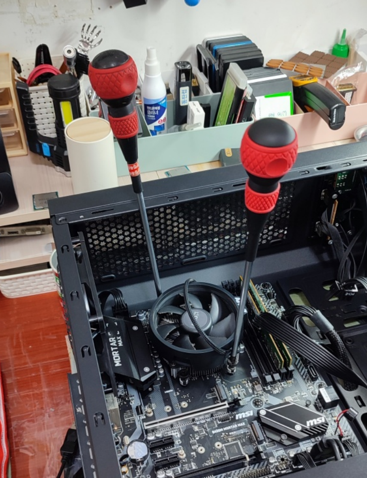 양손으로 CPU 쿨러 조립