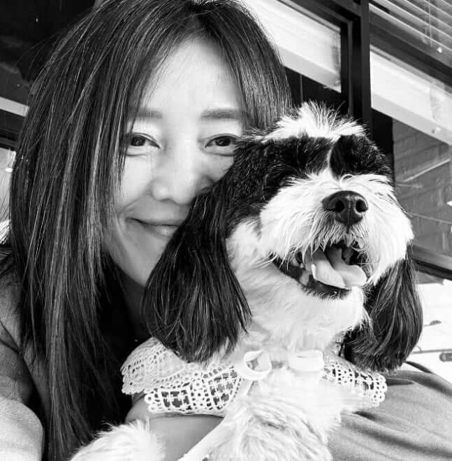 까뮈를 안고 웃고 있는 장필순