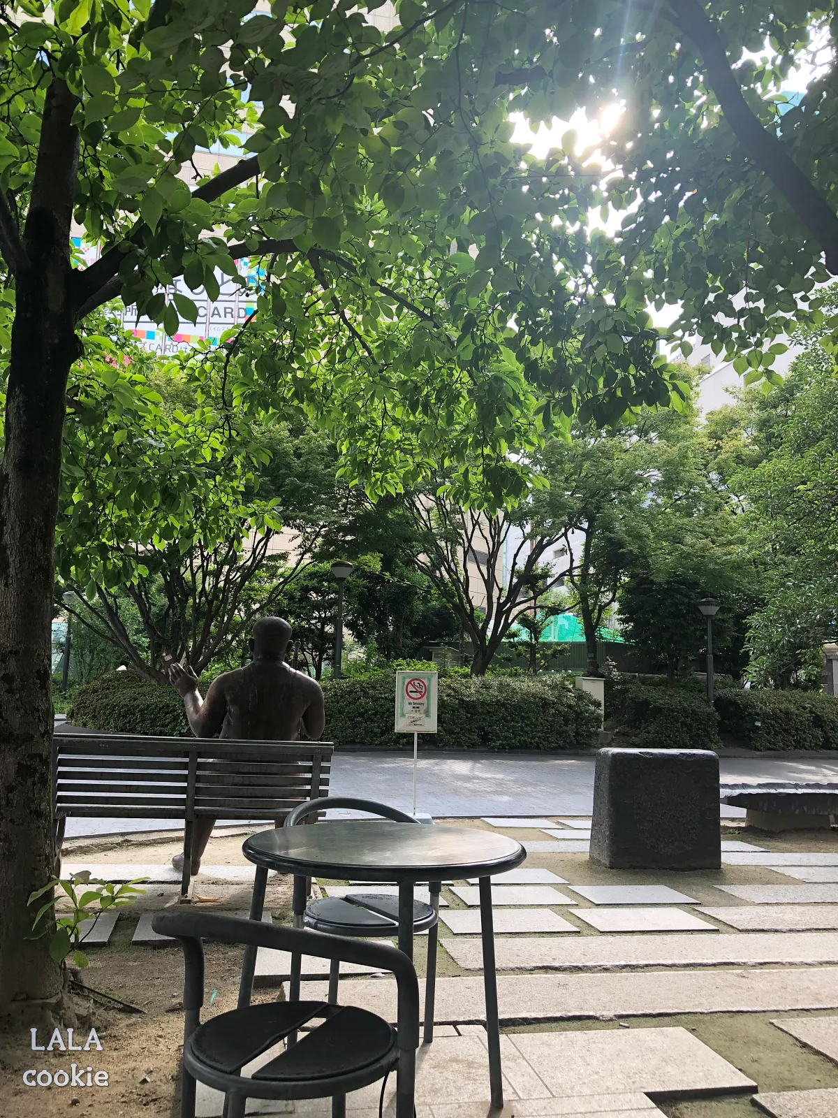 후쿠오카-유명한-빵집-풀풀하카타-앞-공원-테이블