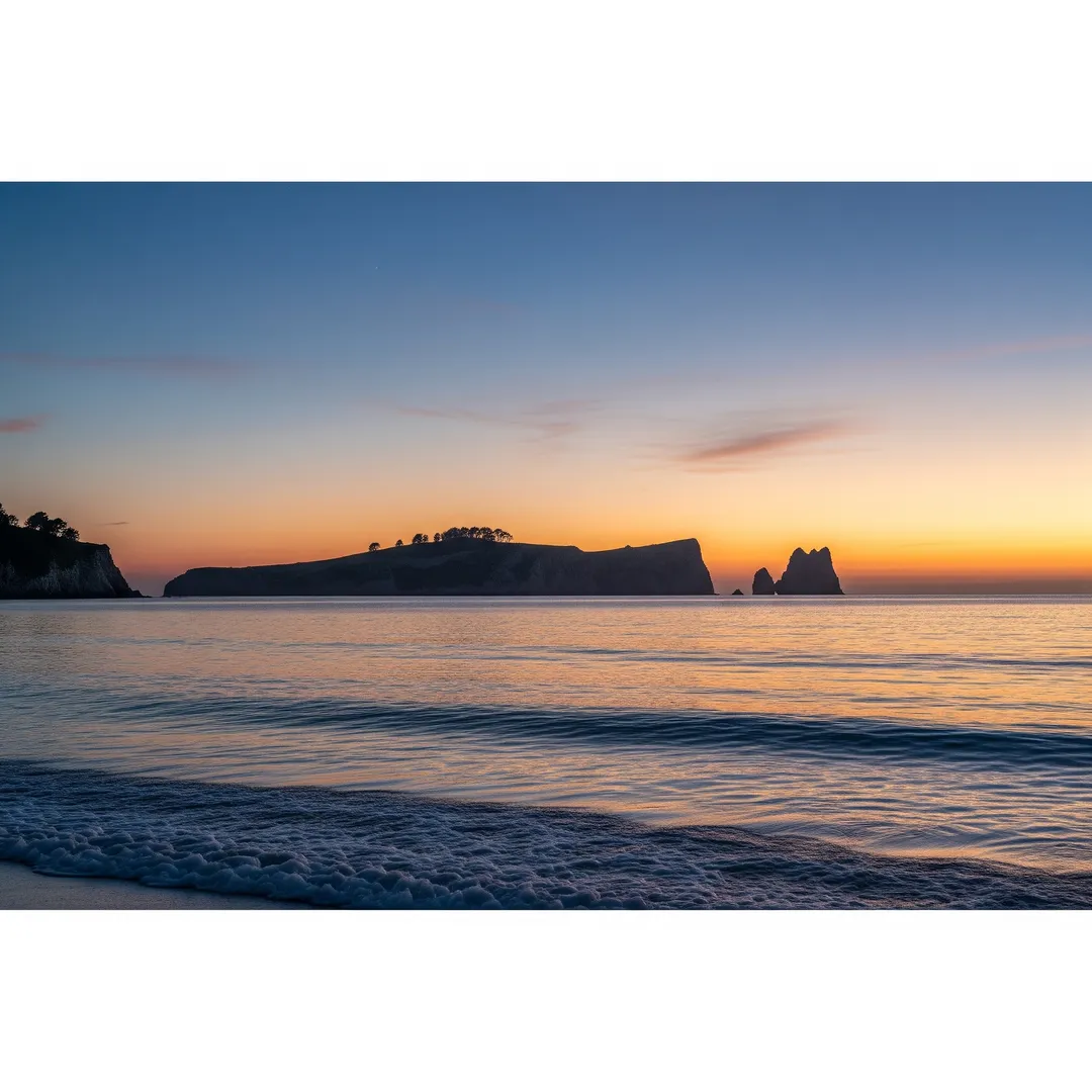 트와일라잇 하늘 아래 고요한 바다와 멀리 보이는 섬, 자연 풍경