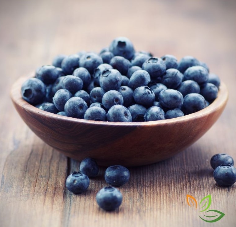 신선한 블루베리가 가득 담긴 나무 그릇, 항산화 성분이 풍부한 저속노화 간식 VIA CANVA