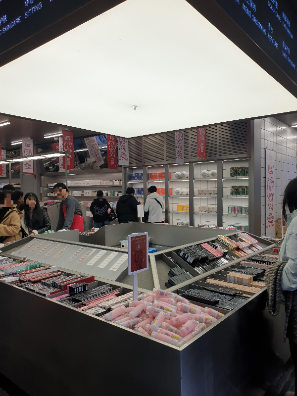 하매이 내부. 쇼핑하는 사람들이 많다.