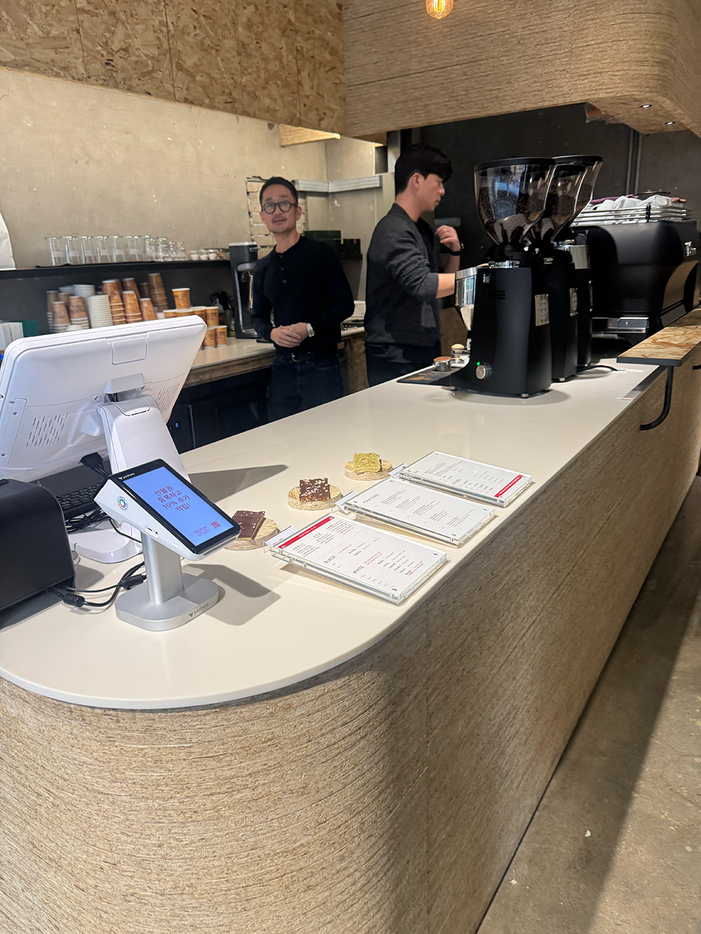 선정릉 크래커스 커피 디비전 바리스타 혹은 사장님