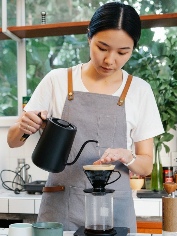 카페에서 드립포트로 푸어 중인 여자 바리스타