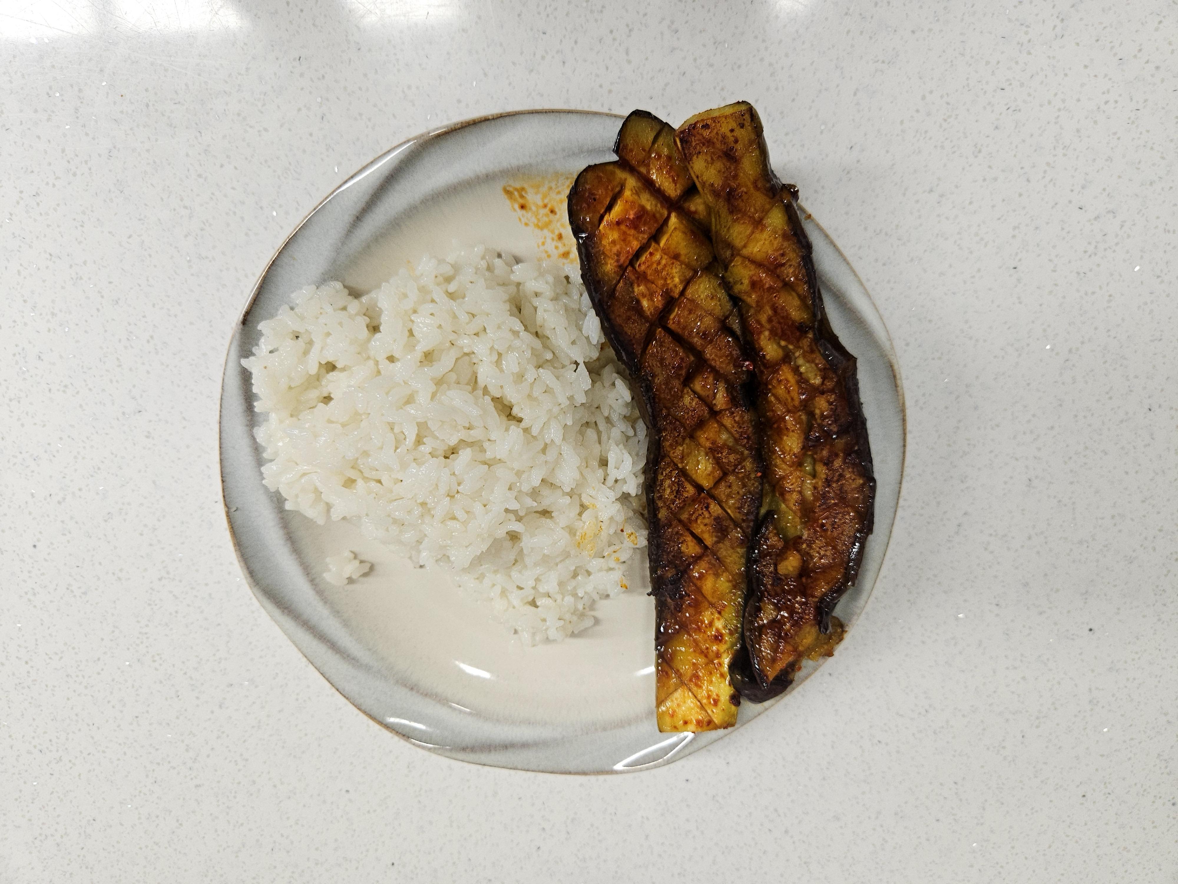 가지 덮밥이 맛있게 완성된 사진