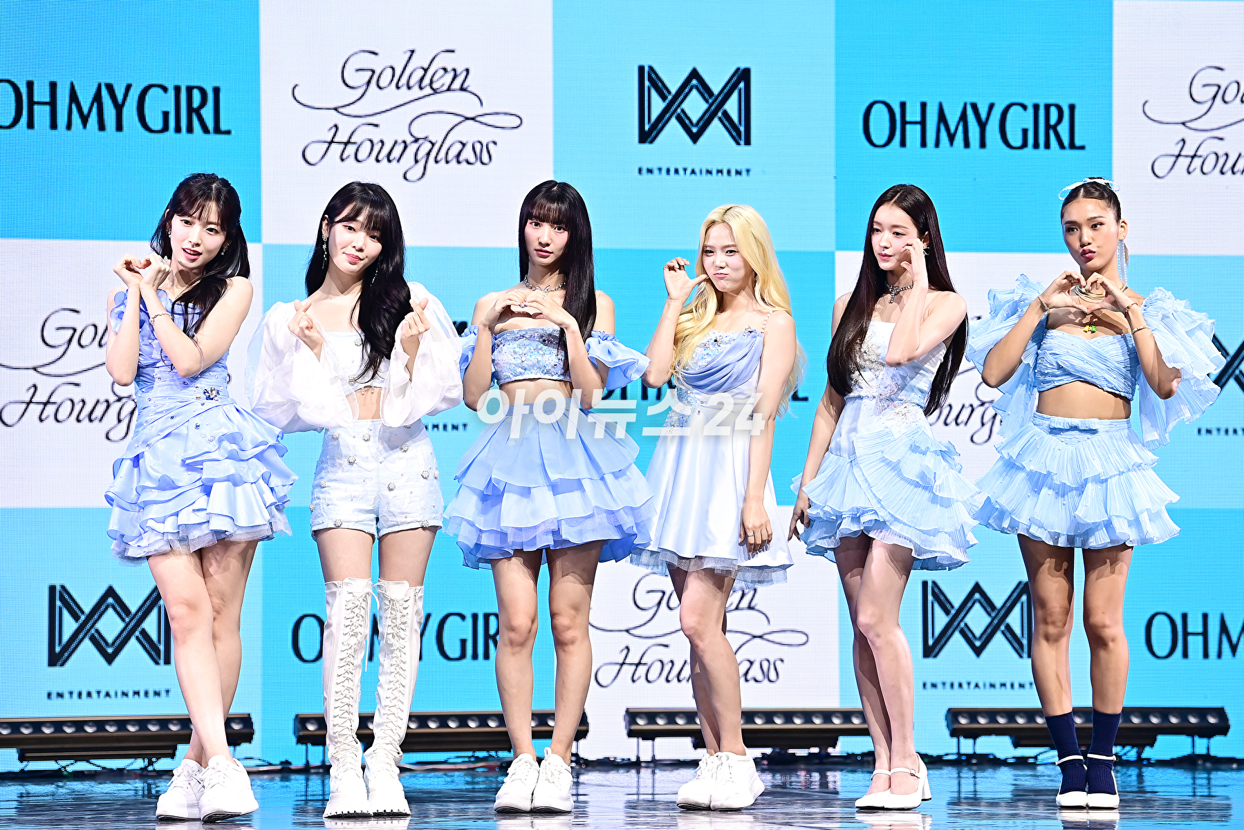 그룹 오마이걸이 24일 오후 서울 광진구 예스24라이브홀에서 진행된 아홉 번째 미니 앨범 &#39;골든 아워글래스&#39;(Golden Hourglass) 발매 기념 쇼케이스에서 포토타임을 갖고 있다. [사진=곽영래 기자]