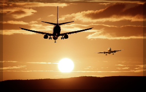 비행기가 하늘을 날고 있다