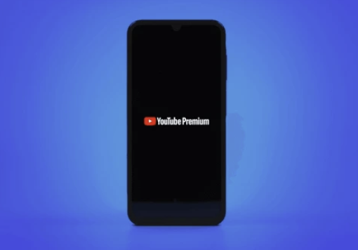 스마트폰과 노트북 화면에 각각 유튜브 앱과 로고&amp;#44; 유튜브 프리미엄이 표시된 모습. 유튜브 플랫폼의 다양한 기기 활용과 프리미엄 서비스 강조 이미지