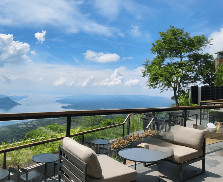 스타벅스 야외테라스에서 보이는 타알호수