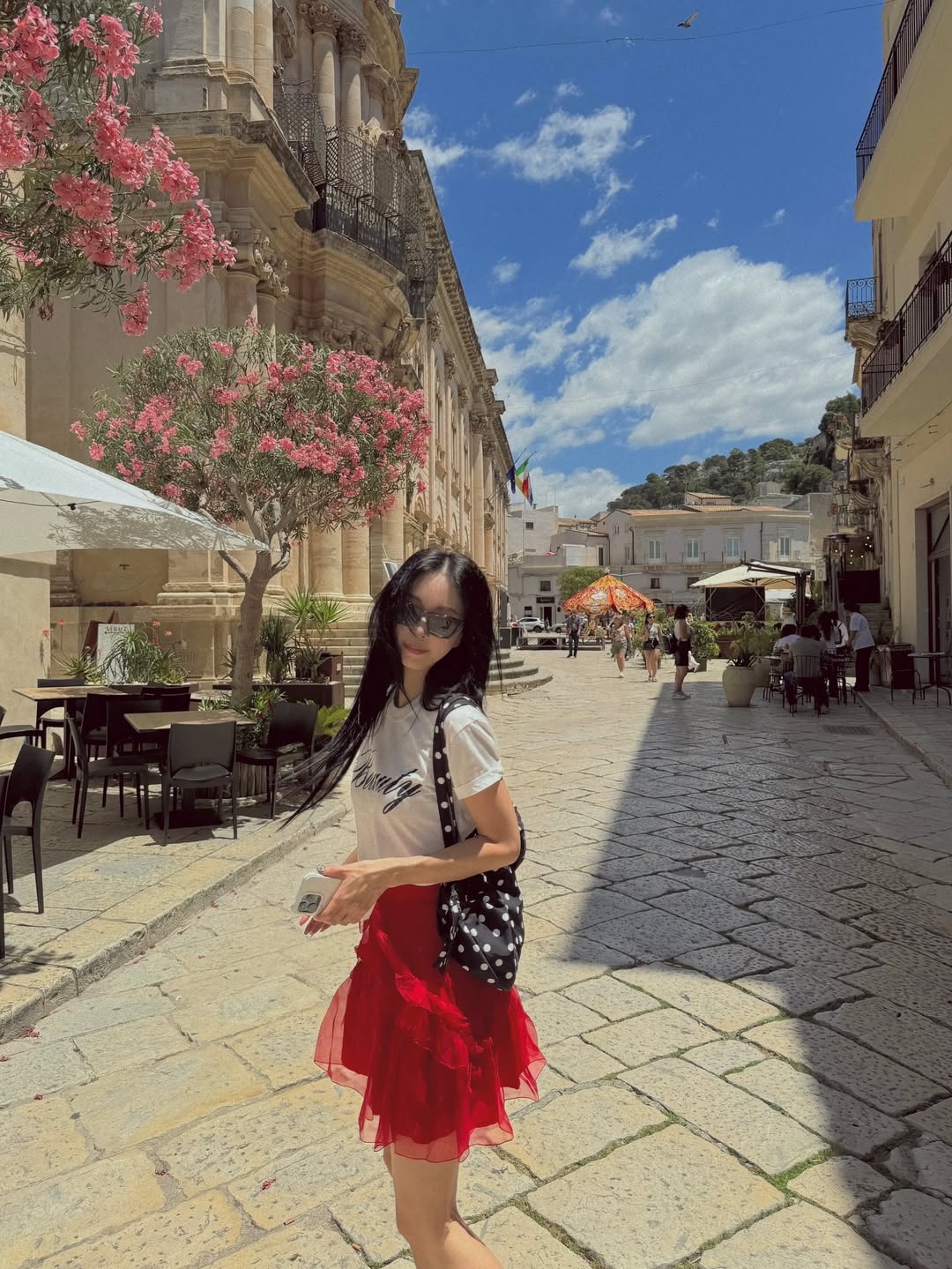 심플한 무채색 코디에 도트 패턴 가방으로 센스 있게 포인트를 준 한예슬