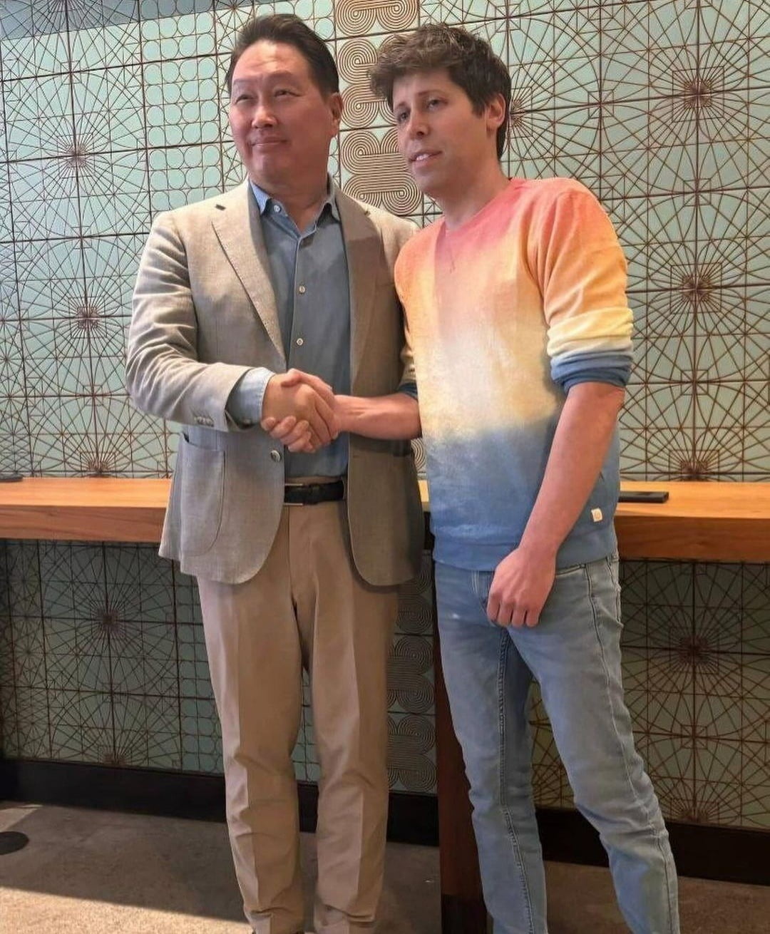 2024년 6월 미국 출장 중 최태원 SK그룹 회장이 샘 올트먼 오픈AI CEO와 함께 한 근황을 공개했다.