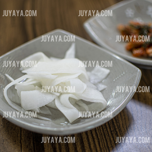 게 썬 무를 담은 그릇&amp;#44; 무 특유의 투명하고 아삭한 느낌이 돋보이는 모습.