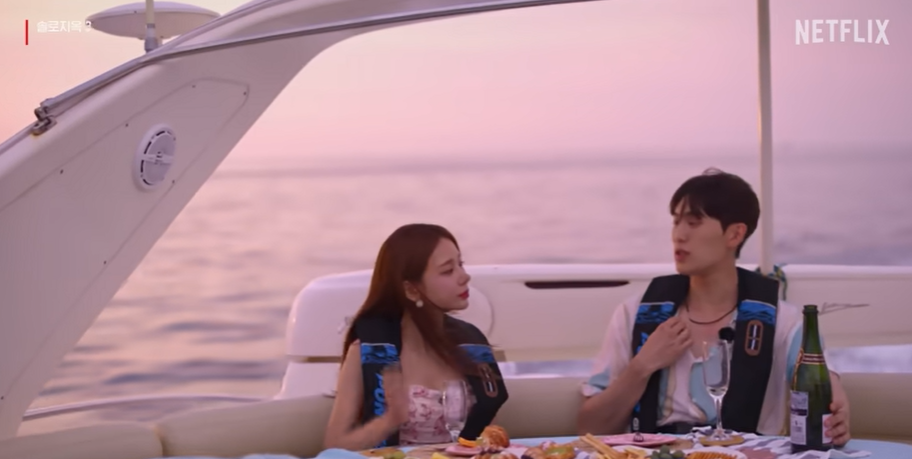 솔로지옥 3-
흰보트위 흰의자에 앉아 파란 구명조끼를 입고 긴머리를 늘어뜨리채 최민우를 바라보는 김규리와 파란구명조끼를 입고 샴페인병을 왼손으로 잡은채 김규리를 바라보는 최민우