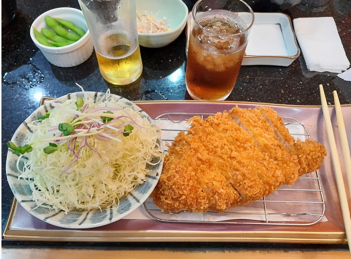 돈까스와 양상추가 테이블 위에 올려져 있다